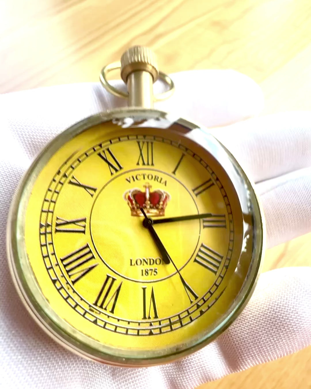 Kapesní hodinky „Victoria Crown“ – Mosazné, Ručně vyrobené v Indii, 5 cm široké, japonský mechanismus, možnost personalizace gravírováním jako dárek