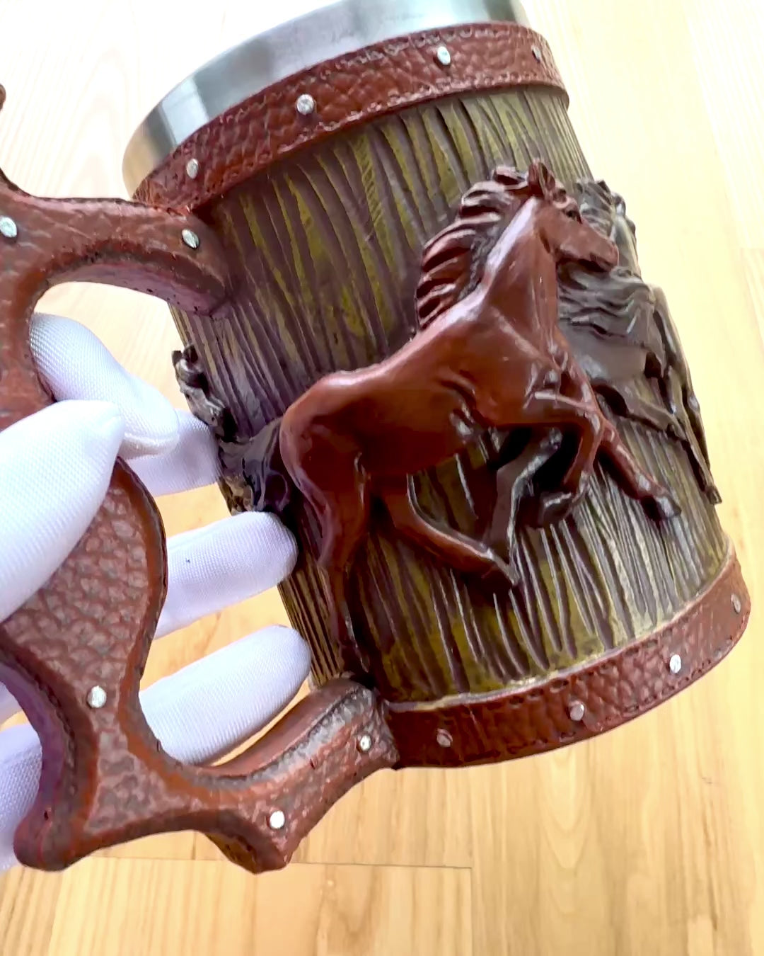 Hrnek s motivem koní, 330 ml, možnost personalizace gravírováním jako dárek