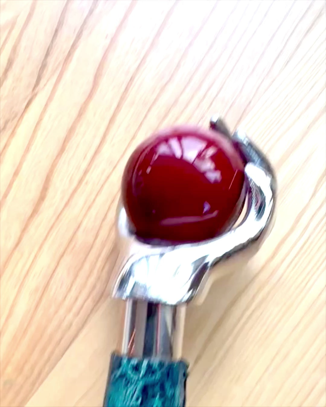 Hůl na chození "Královská Ruka" – ručně vyrobená s možností personalizace gravírováním z přírodní kůže