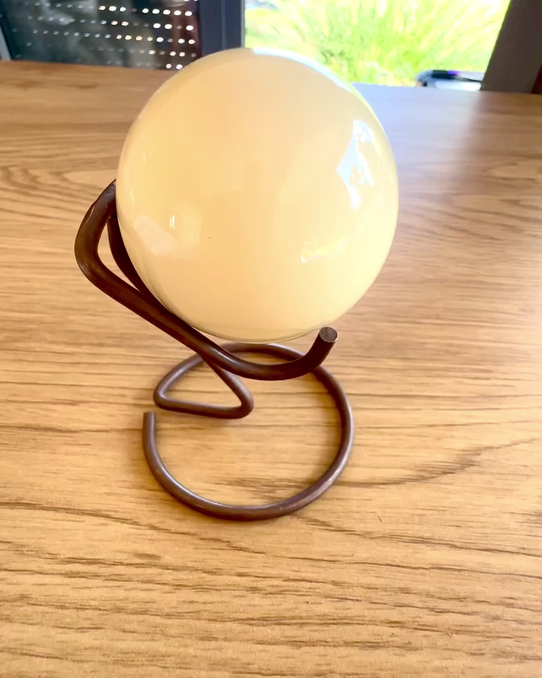 Kulečníková koule na mosazném podstavci, možnost personalizace gravírováním jako dárek