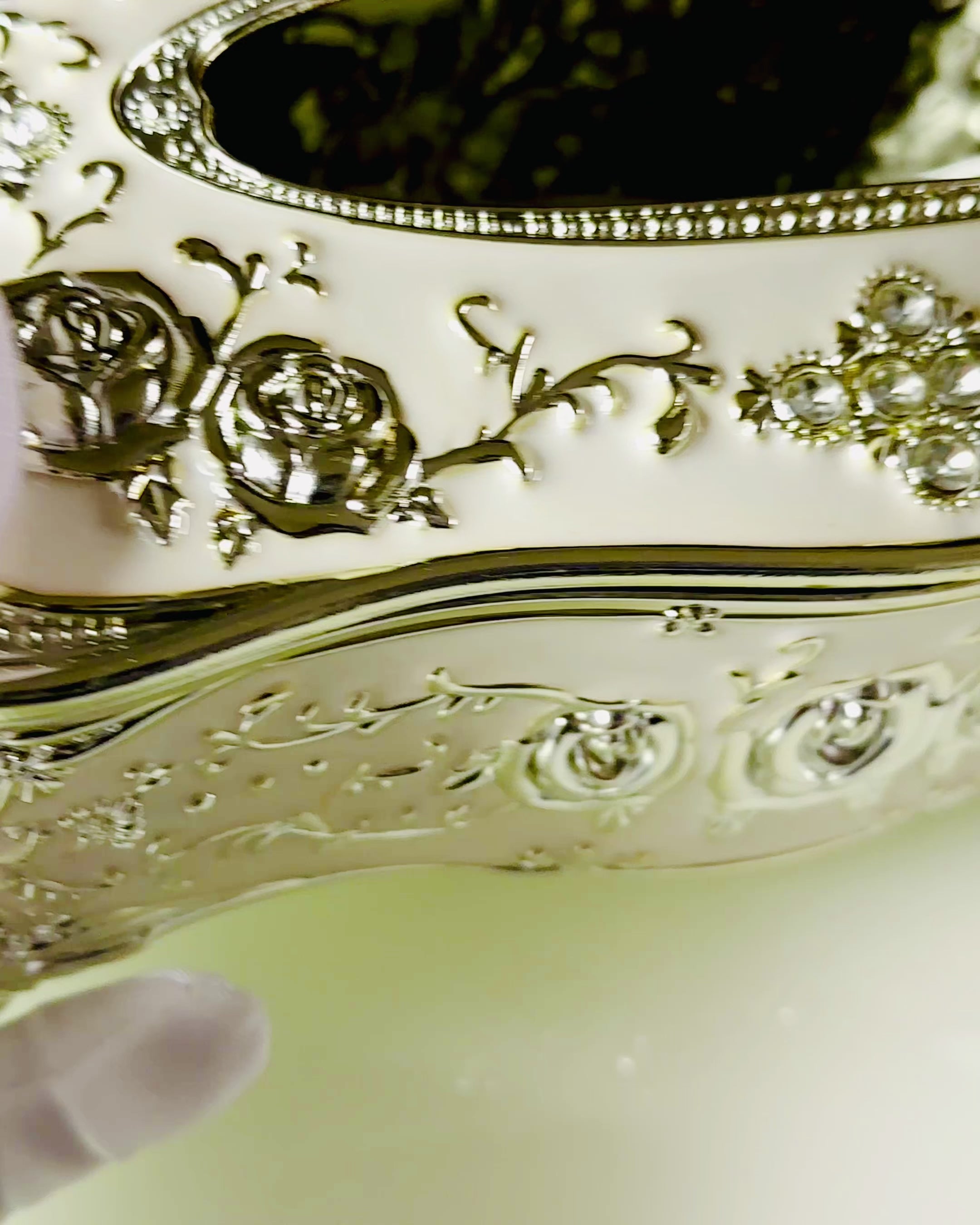 Krabička na kapesníky s reliéfním vzorem růže - elegantní doplněk do interiéru, bílá