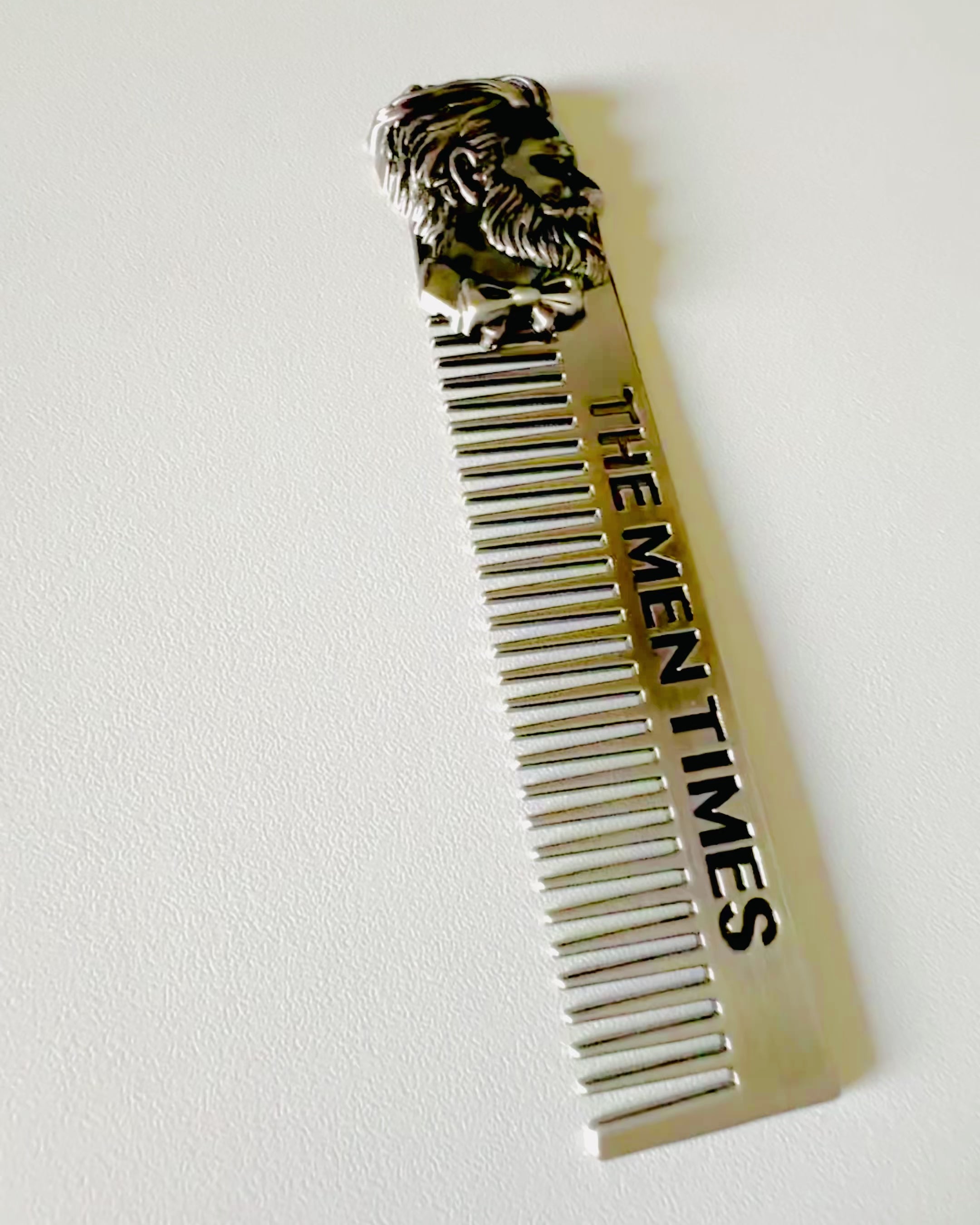 GroomMaster - Elegantní Kovový Hřeben s Gravírováním, personalizace gravírováním