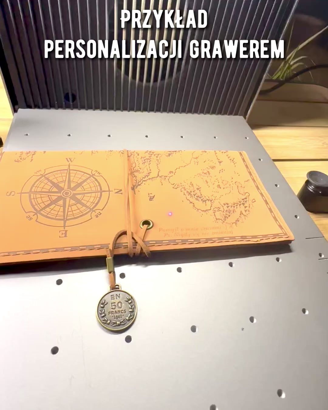 Retro světle hnědý - matný, kožený penál ve stylu cestovatele s mapou světa – praktický a prostorný. Personalizace gravírováním.