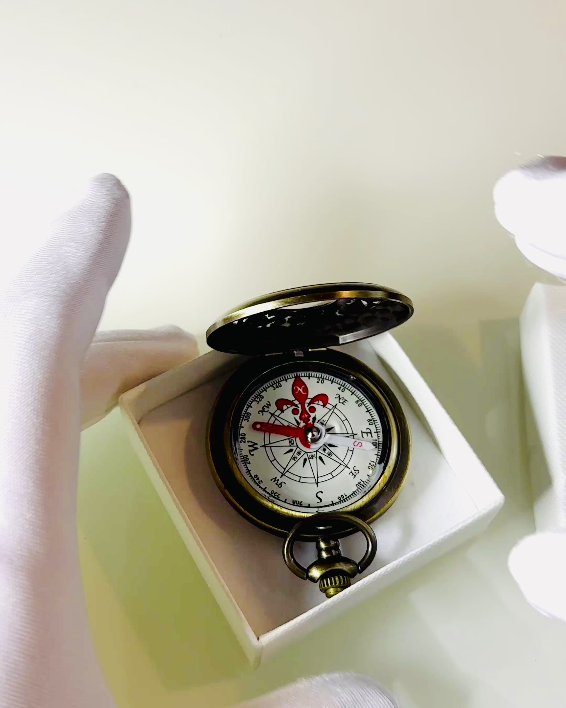 Navigační kompas ve vintage stylu s prolamovaným vzorem – hnědo-zlatá barva