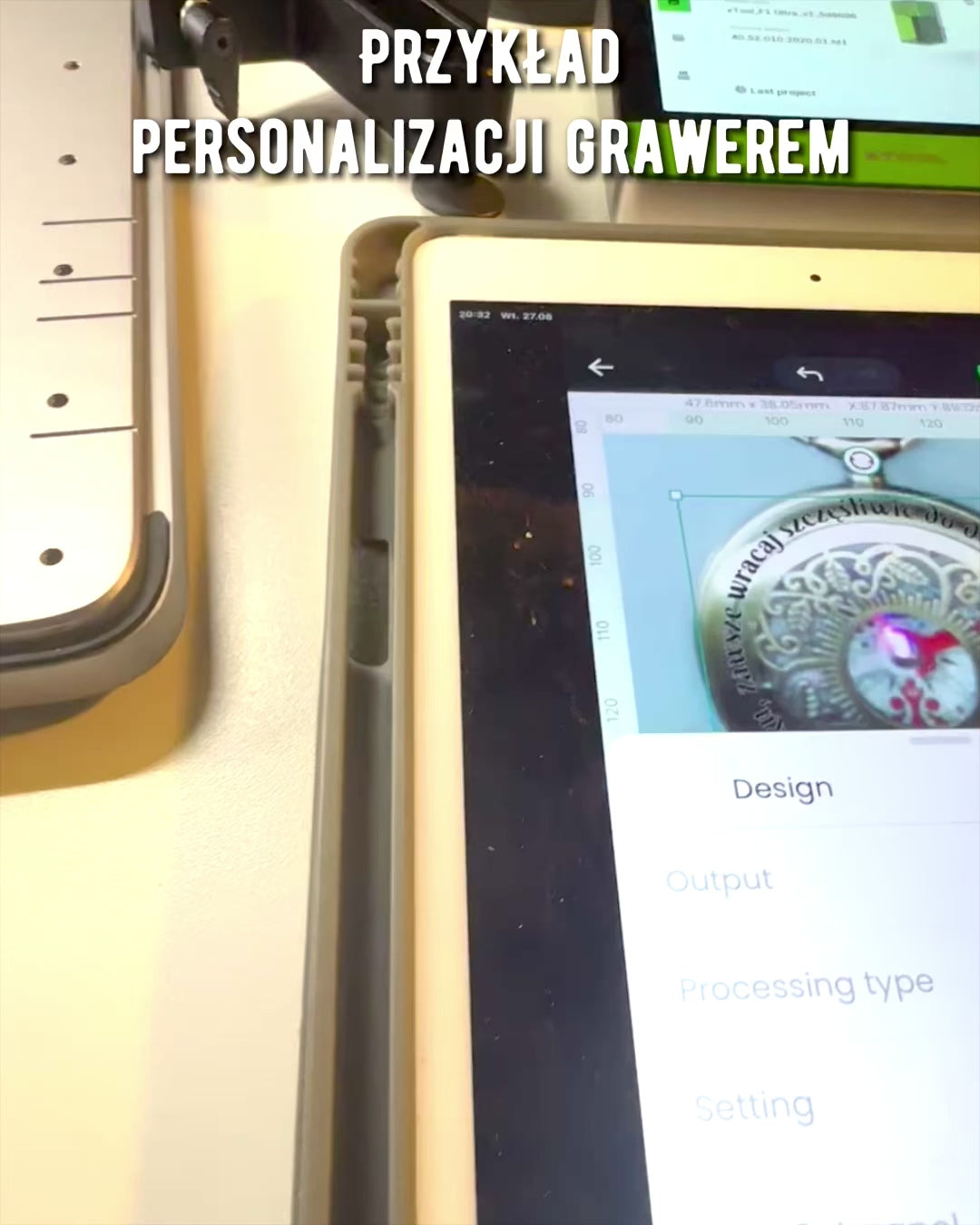 Navigační kompas ve vintage stylu s prolamovaným vzorem – hnědo-zlatá barva