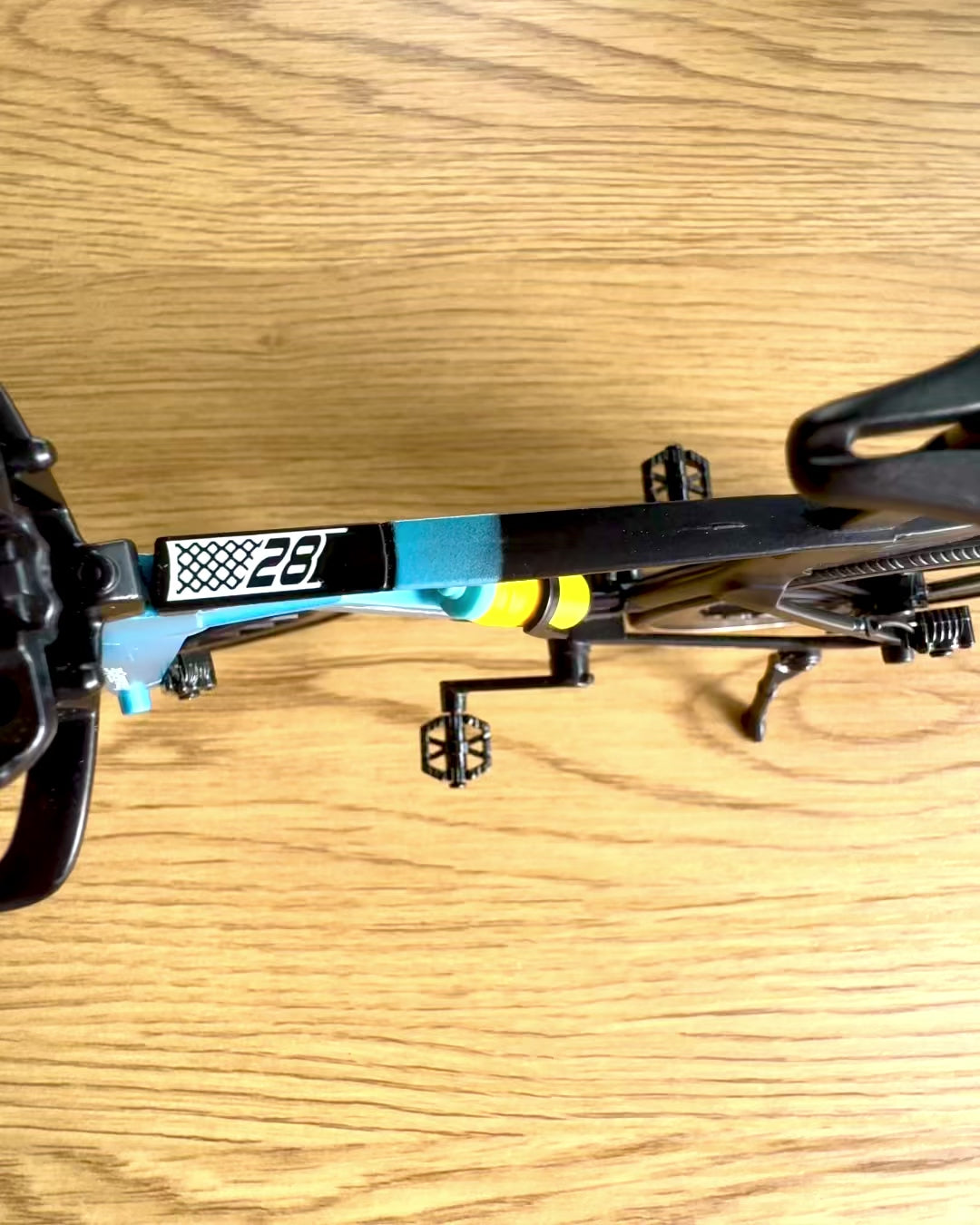 Miniaturní model triatlonového kola „SpeedStorm 1.2” personalizace gravírováním jako dárek