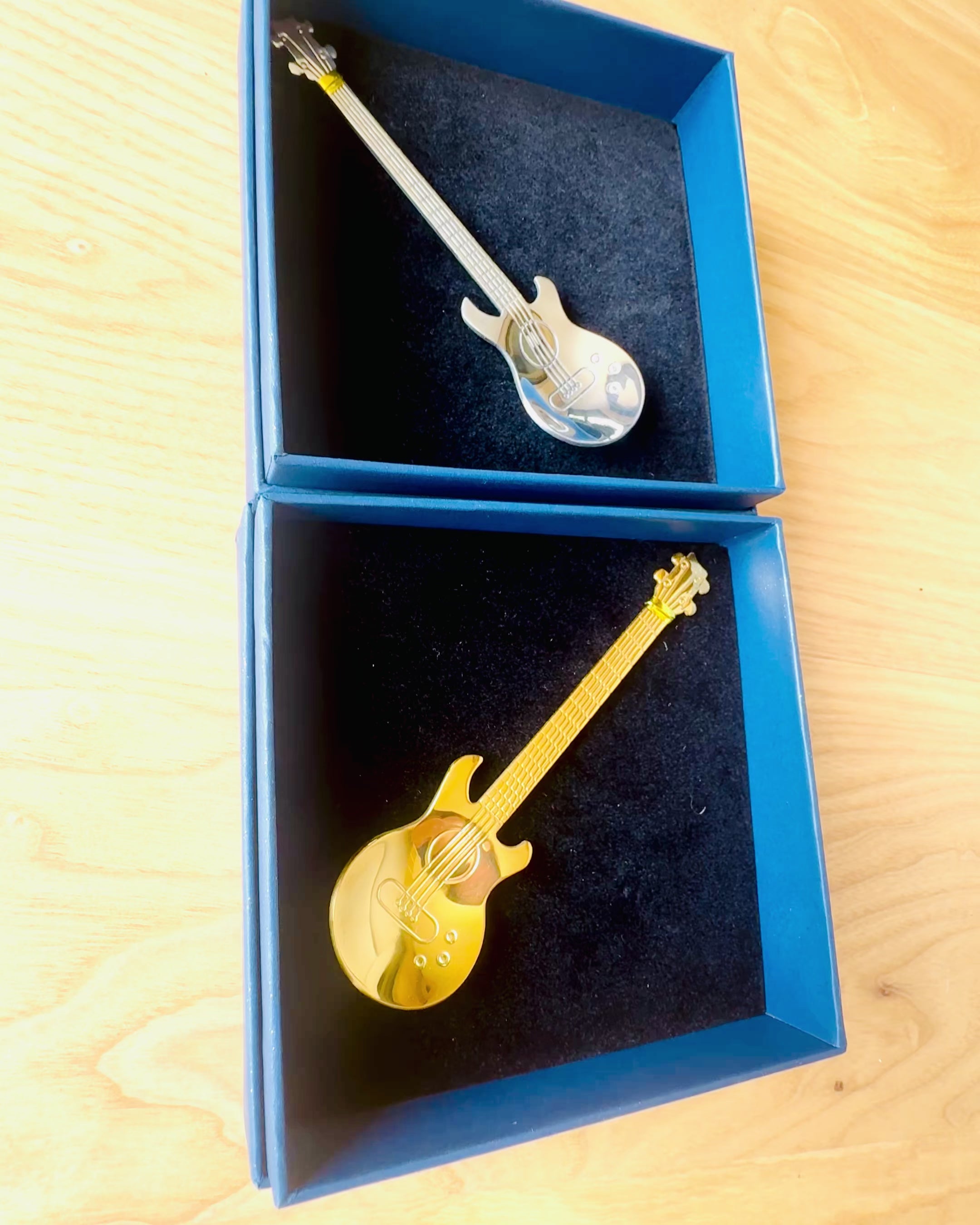 Lžička „Strunový Hit” s možností gravírování 2 barevné varianty na výběr
