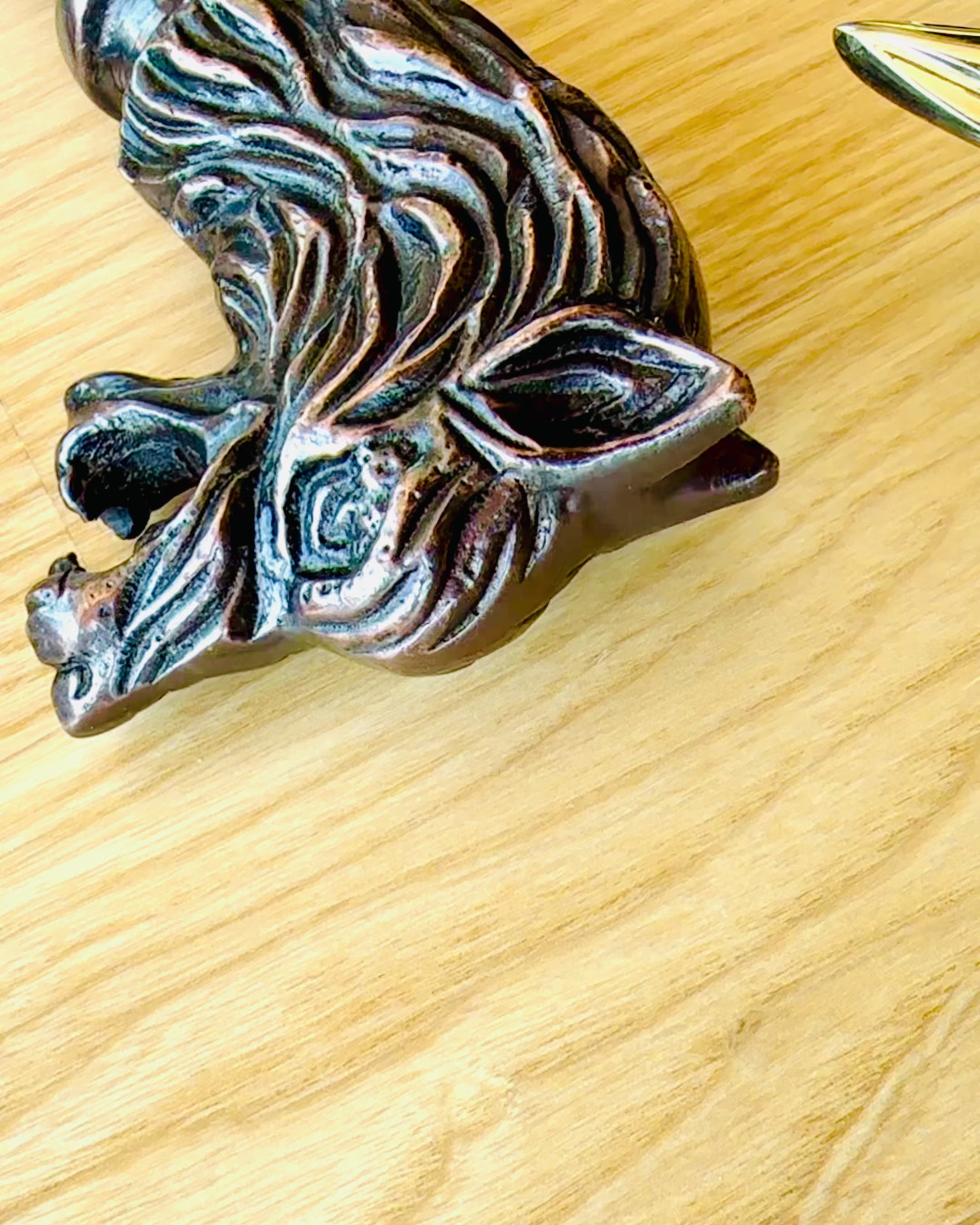 'Wolf' - Indické Mango Dřevo s Možností Gravírování, hnědá s vyřezávaným vzorem