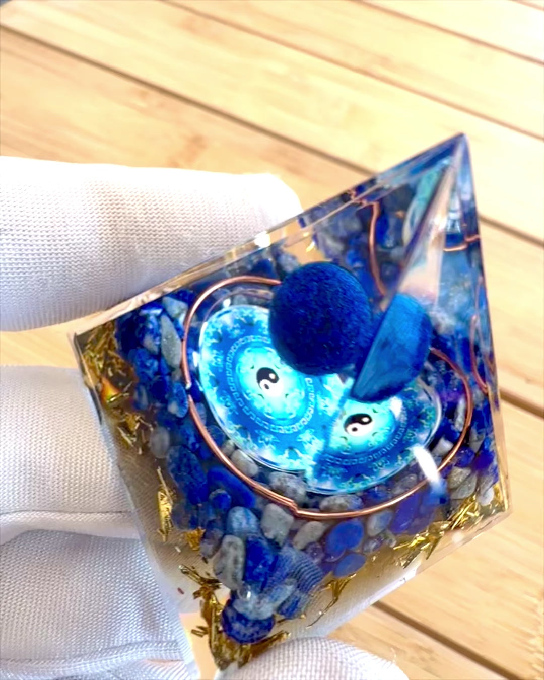 Orgonitová energetická pyramida "Zenith" s Lapis Lazuli, ideální jako dárek
