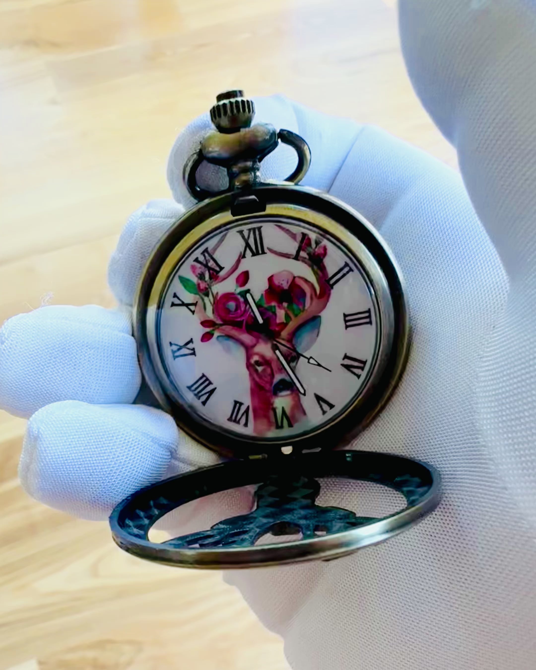 Kapesní hodinky Lesní Strážce - Elegantní hodinky s motivem jelena, možnost personalizace gravírováním