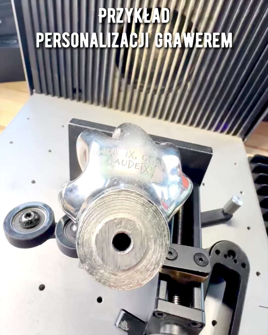 Hůl na chození "Královská Ruka" – ručně vyrobená s možností personalizace gravírováním z přírodní kůže