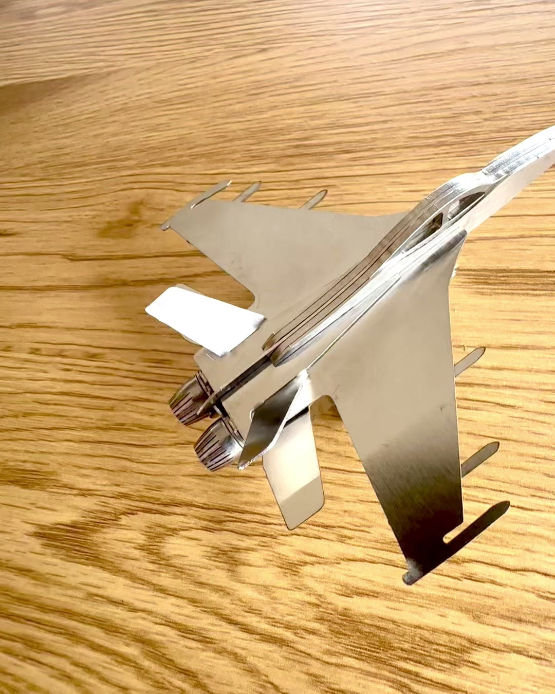 Kovový Model Stíhačky „SkyRaptor” – nerezová ocel, personalizované gravírování jako dárek
