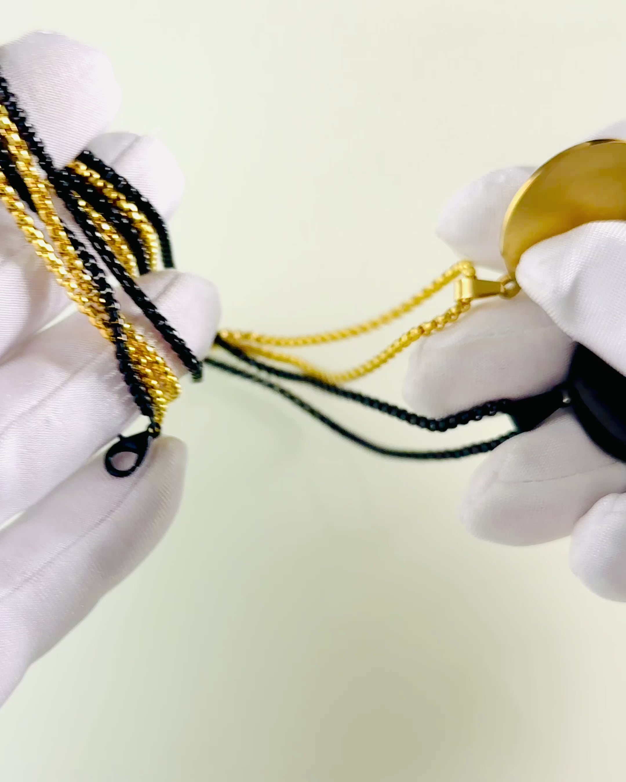 Přívěsek "Urban Elegance" – Kulatá Medaile z Nerezové Oceli ve Dvou Barvách s Možností Personalizace