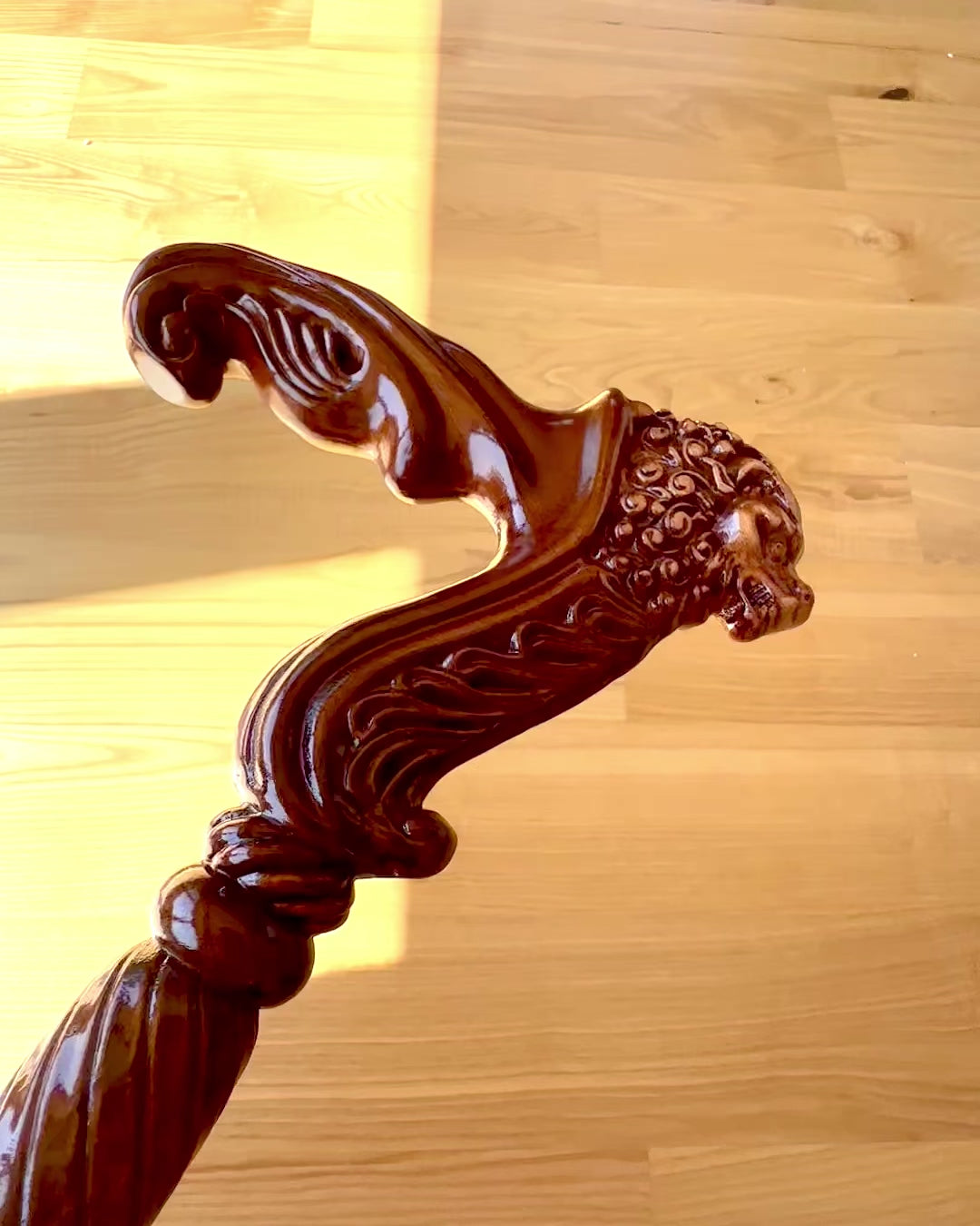 Dřevěná vycházková hůl 'Král džungle', možnost personalizace gravírováním