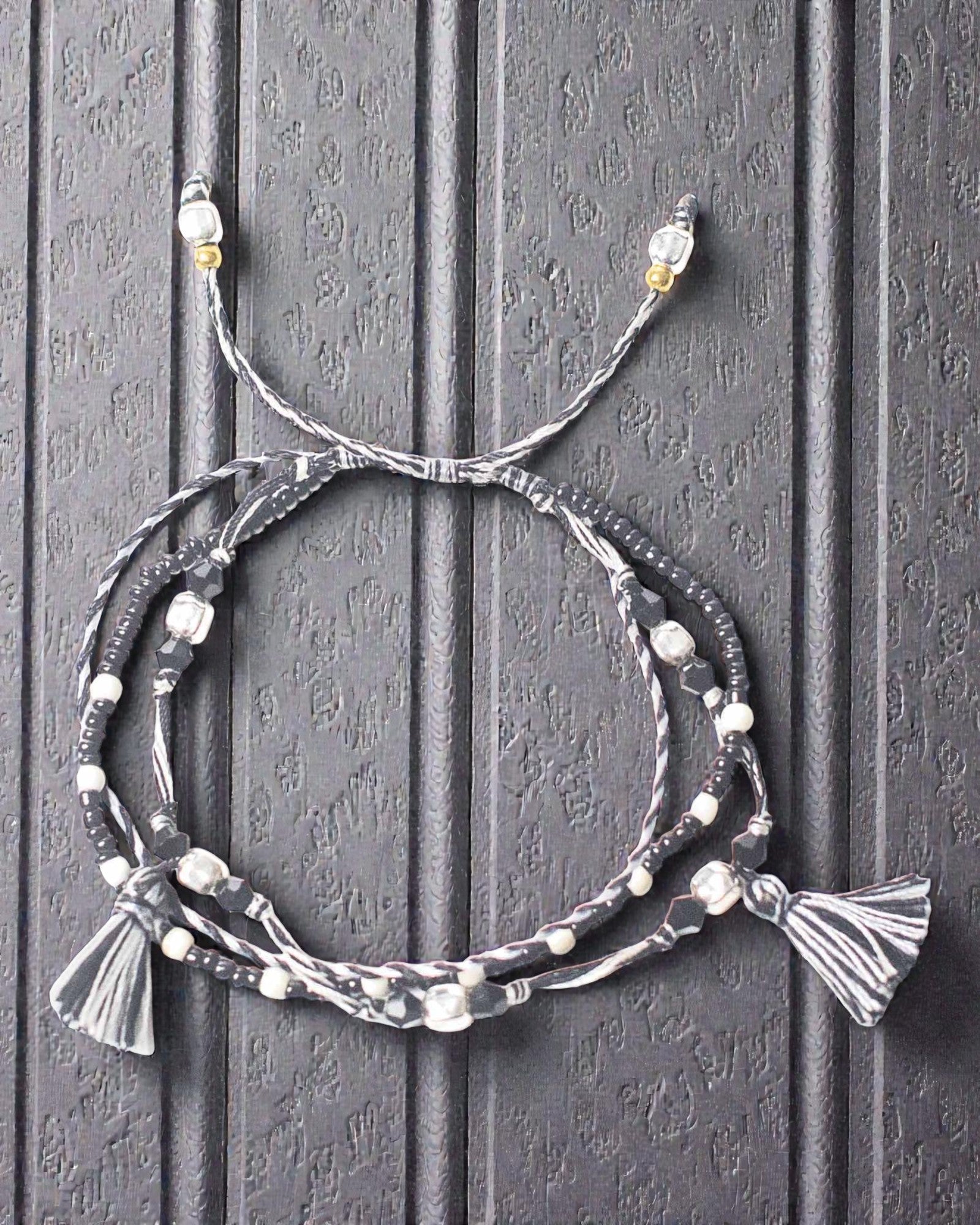 Náramek s chrámovou šňůrkou – rovnováha přírody