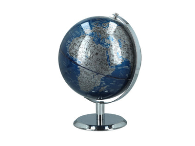 Mały globus dekoracyjny w kolorystyce niebiesko-srebrnej z możliwością personalizacji grawerem, idealny na prezent, wysokość 20 cm, elegancka dekoracja salonu z nazwami geograficznymi w języku angielskim i chińskim.
