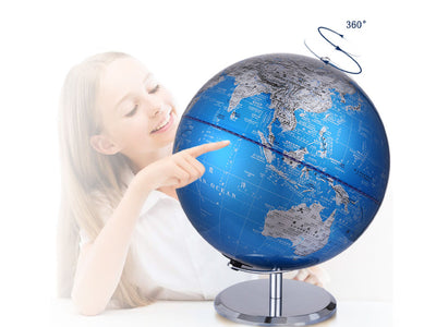 Mały globus dekoracyjny w kolorystyce niebiesko-srebrnej z możliwością personalizacji grawerem, idealny na prezent, wysokość 20 cm, elegancka dekoracja salonu z nazwami geograficznymi w języku angielskim i chińskim.