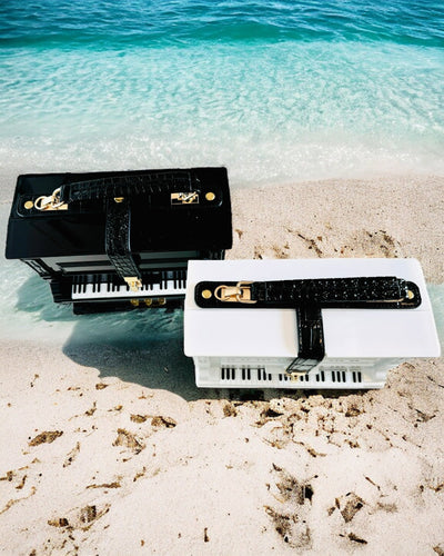 Dámská kabelka „Elegantní Klavír“ v černé a bílé barvě