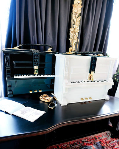 Dámská kabelka „Elegantní Klavír“ v černé a bílé barvě