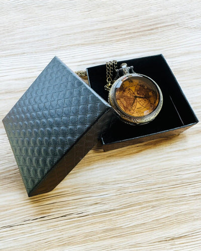 Klasické Kapesní Hodinky s Křemenným Strojkem a Mapou Světa – Přívěsek s Řetízkem ve Vintage Stylu pro Ni a pro Něho, gravírování