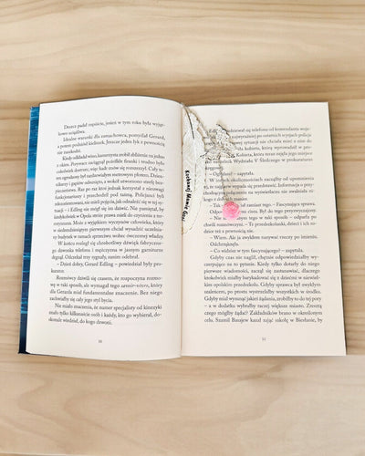 Kreativní záložka do knihy ve stylu retro s motivem pera a motýla – elegantní propagační dárek, barva stříbrná/modrá