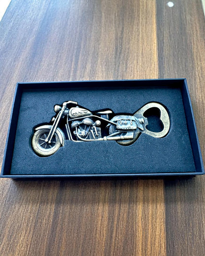 Otvírák na lahve ve tvaru motocyklu - personalizace gravírováním jako dárek