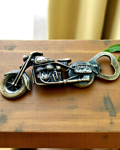 Otvírák na lahve ve tvaru motocyklu - personalizace gravírováním jako dárek