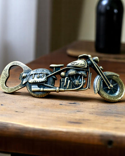 Otvírák na lahve ve tvaru motocyklu - personalizace gravírováním jako dárek