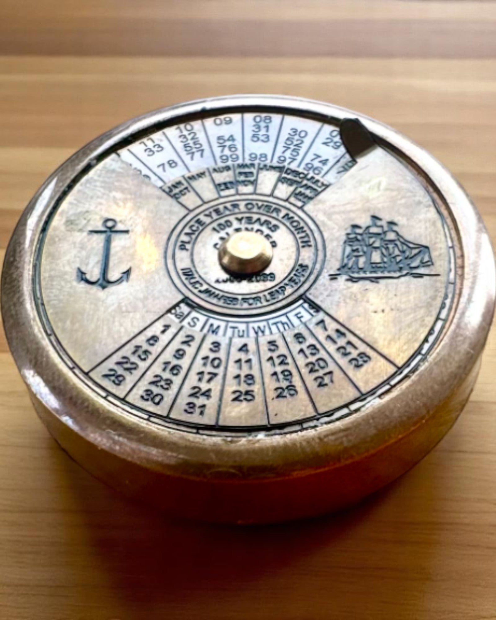 Mini Kapesní Kalendář „Navigator“ – mosazná dekorace s duší plavby, možnost gravírování jako dárek, průměr 5 cm