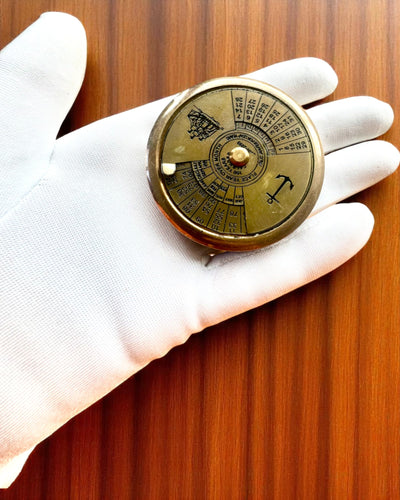 Mini Kapesní Kalendář „Navigator“ – mosazná dekorace s duší plavby, možnost gravírování jako dárek, průměr 5 cm