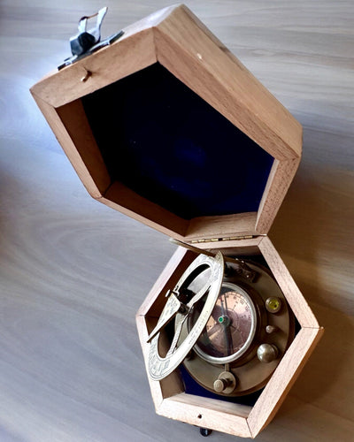 Kapitánský kompas „Objevitel 2“ - možnost personalizace gravírováním jako dárek, 2 barevné varianty na výběr