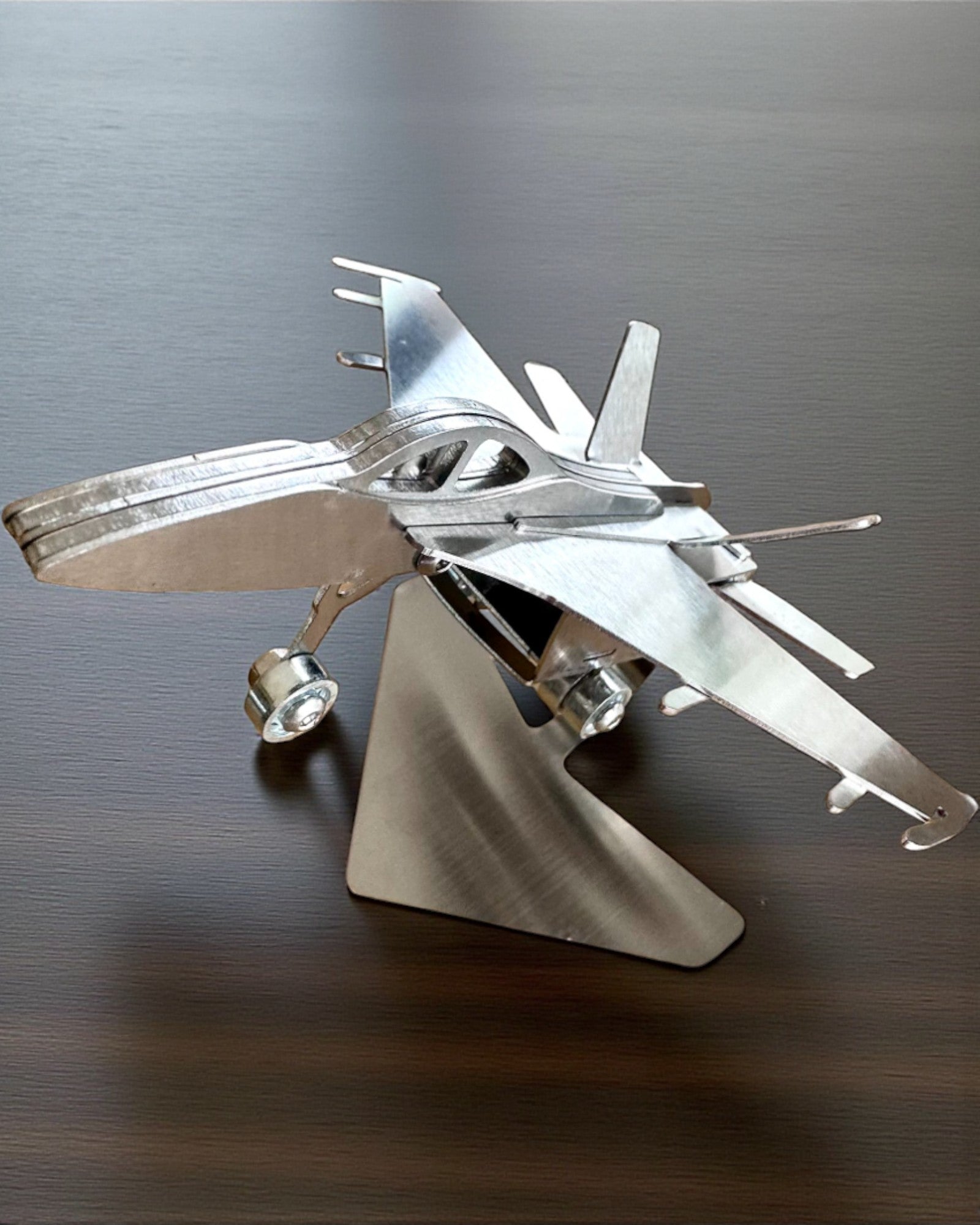 Kovový Model Stíhačky „SkyRaptor” – nerezová ocel, personalizované gravírování jako dárek