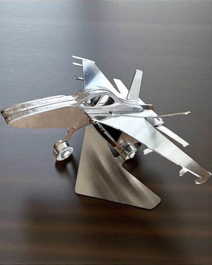 Kovový Model Stíhačky „SkyRaptor” – nerezová ocel, personalizované gravírování jako dárek