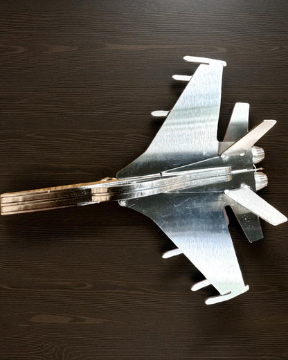 Kovový Model Stíhačky „SkyRaptor” – nerezová ocel, personalizované gravírování jako dárek