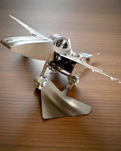Kovový Model Stíhačky „SkyRaptor” – nerezová ocel, personalizované gravírování jako dárek