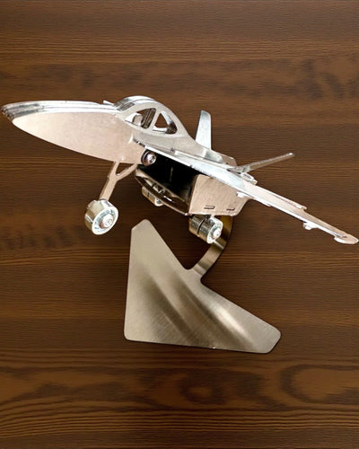 Kovový Model Stíhačky „SkyRaptor” – nerezová ocel, personalizované gravírování jako dárek