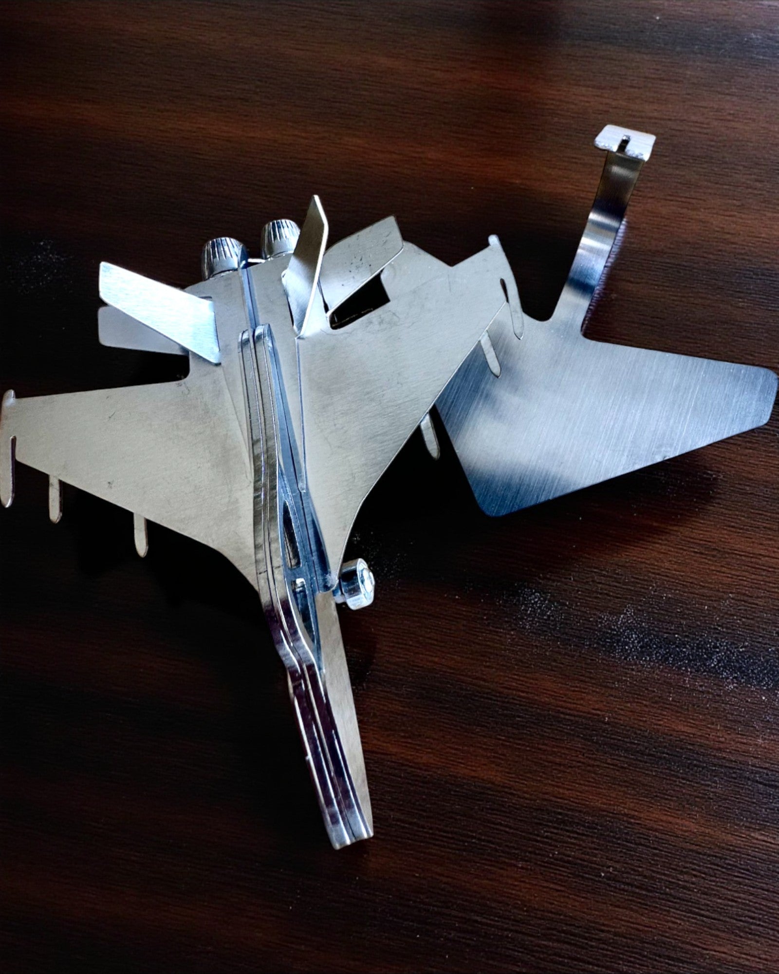 Kovový Model Stíhačky „SkyRaptor” – nerezová ocel, personalizované gravírování jako dárek