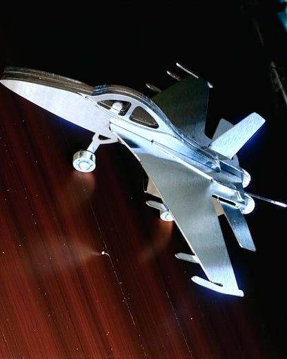 Kovový Model Stíhačky „SkyRaptor” – nerezová ocel, personalizované gravírování jako dárek