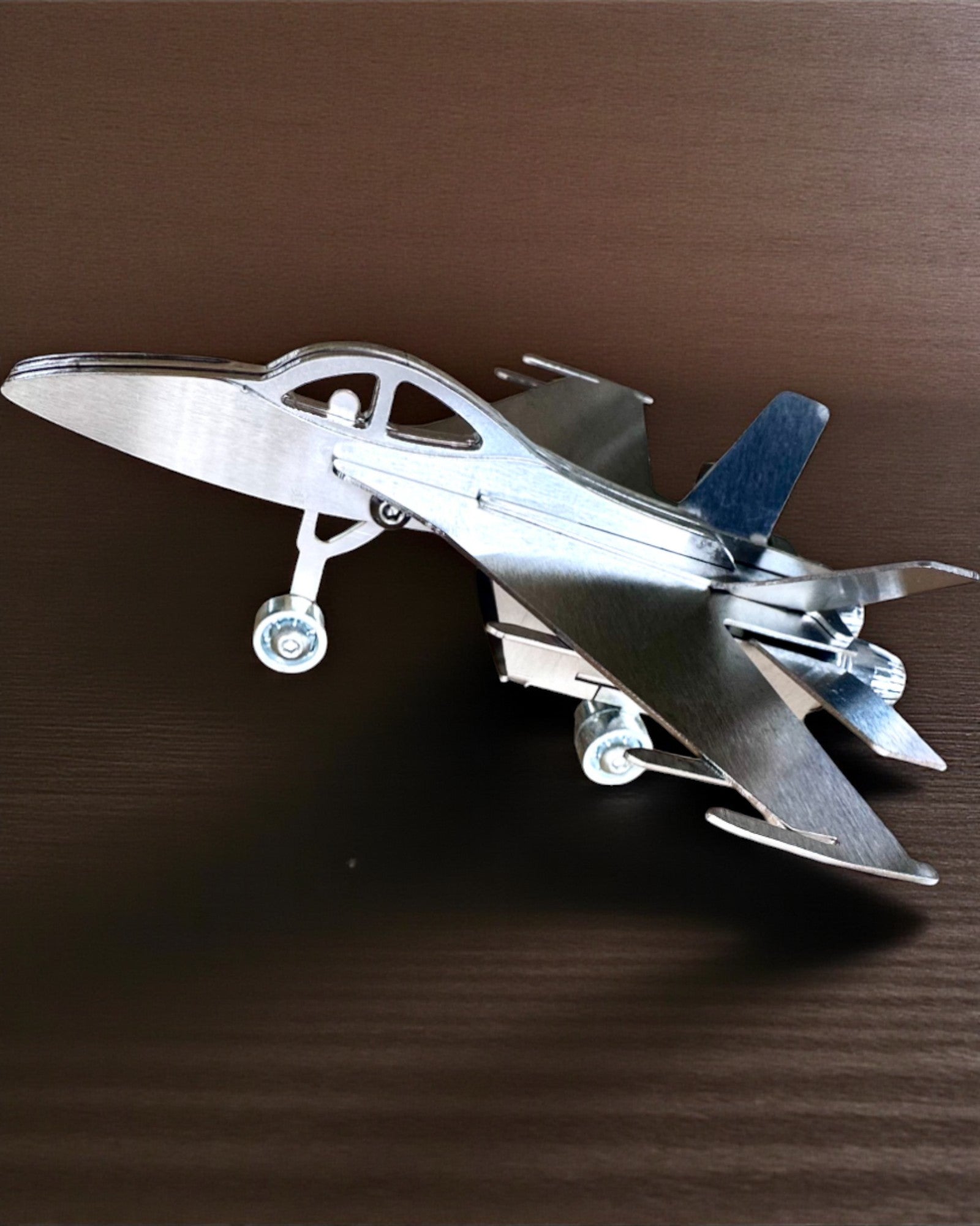 Kovový Model Stíhačky „SkyRaptor” – nerezová ocel, personalizované gravírování jako dárek