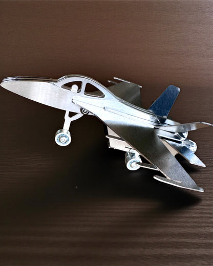 Kovový Model Stíhačky „SkyRaptor” – nerezová ocel, personalizované gravírování jako dárek