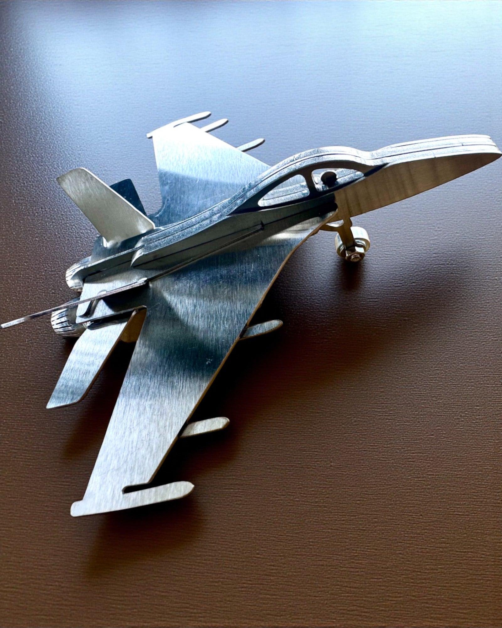 Kovový Model Stíhačky „SkyRaptor” – nerezová ocel, personalizované gravírování jako dárek