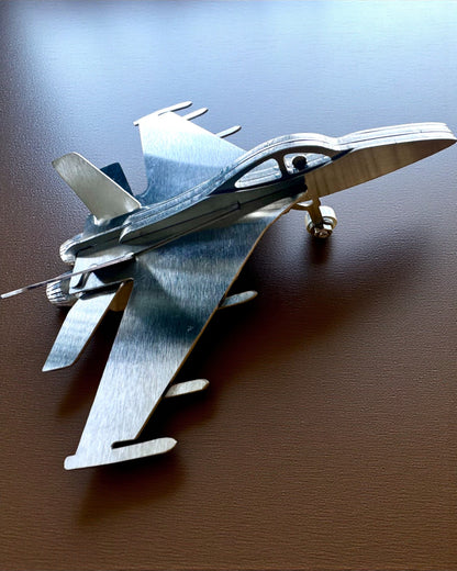 Kovový Model Stíhačky „SkyRaptor” – nerezová ocel, personalizované gravírování jako dárek