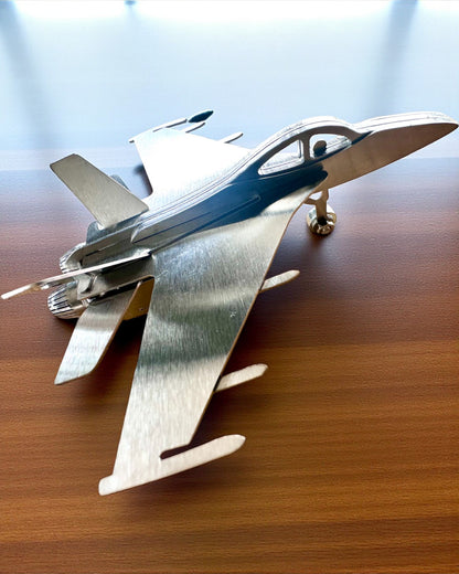 Kovový Model Stíhačky „SkyRaptor” – nerezová ocel, personalizované gravírování jako dárek