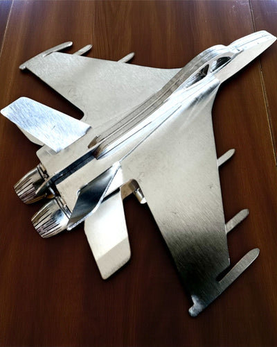 Kovový Model Stíhačky „SkyRaptor” – nerezová ocel, personalizované gravírování jako dárek