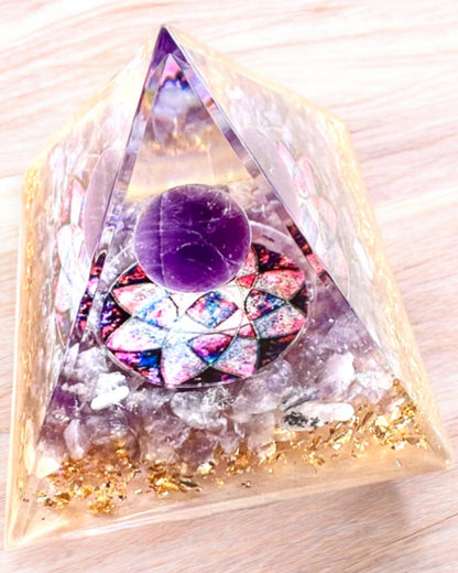 Orgonitová energetická pyramida "Amethyst Star" s ametystovými krystaly