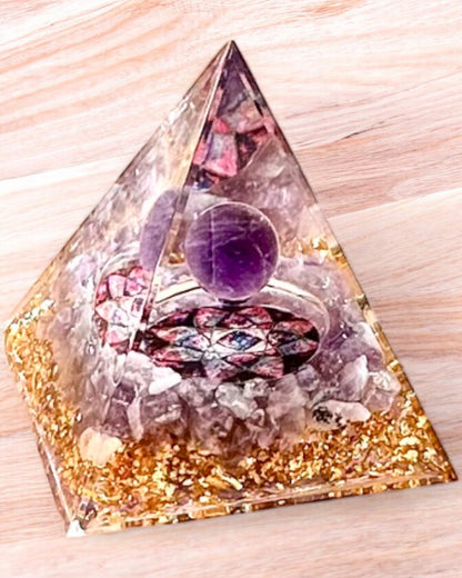 Orgonitová energetická pyramida "Amethyst Star" s ametystovými krystaly