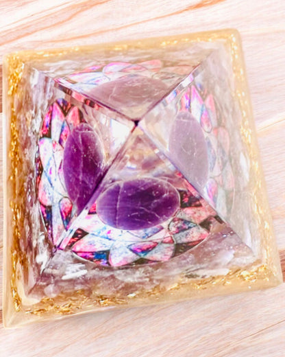 Orgonitová energetická pyramida "Amethyst Star" s ametystovými krystaly