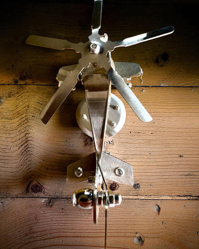 Kovový model helikoptéry „SkyRider” – Nastavitelný stolní stojan s personalizovaným gravírováním jako dárek