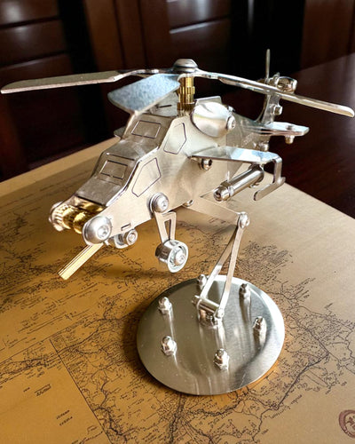 Kovový model helikoptéry „SkyRider” – Nastavitelný stolní stojan s personalizovaným gravírováním jako dárek