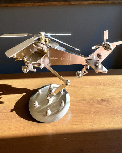 Kovový model helikoptéry „SkyRider” – Nastavitelný stolní stojan s personalizovaným gravírováním jako dárek